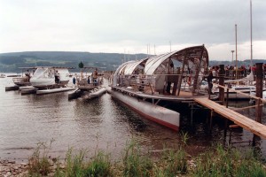 Die Solarfähre Helios der Kopf AG aus Sulz-Bergfelden mit einigen ihrer Vorgängermodelle im Hafen von Gaienhofen am Bodensee. Bild: A. Ellinger