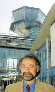 Norbert Oswald aus Dettensee vor dem Stuttgarter Tower. Bild: A. Ellinger