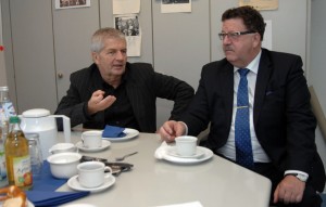 Roland Jahn im Redaktionsgespräch bei der Südwest Presse. Rechts neben ihm: Hans-Joachim Fuchtel, Staatssekretär im Bundesarbeitsministerium. Bild: A.Ellinger