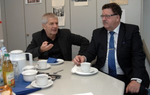 Roland Jahn im Redaktionsgespräch bei der Südwest Presse. Rechts neben ihm: Hans-Joachim Fuchtel, Staatssekretär im Bundesarbeitsministerium.  Bild: A.Ellinger