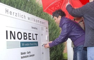 Violetta Garzanti von der IG Metall wirft in den Inobelt-Briefkasten die Wiedereinstellungs-Ansprüche von Ex-Beschäftigten ein. Bild: Andreas Ellinger