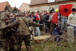 Bundeswehr-Soldaten bereiten sich auf einen Einsatz im Kosovo vor - Impressionen vom Truppenübungsplatz in Hammelburg.  Bild: A. Ellinger