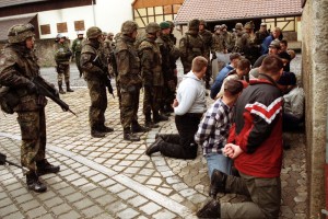 Bundeswehr-Soldaten bereiten sich auf einen Einsatz im Kosovo vor - Impressionen vom Truppenübungsplatz in Hammelburg.  Bild: A. Ellinger