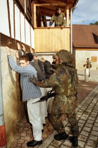 Bundeswehr-Soldaten bereiten sich auf einen Einsatz im Kosovo vor - Impressionen vom Truppenübungsplatz in Hammelburg.  Bild: A. Ellinger