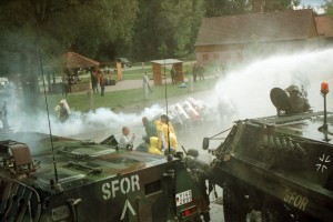 Die Bundeswehr übt auf dem Truppenübungsplatz bei Hammelburg Einsätze in Polizei-Manier - als Vorbereitung für ihren Einsatz im Kosovo. Bild: A. Ellinger