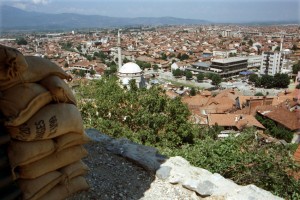 Sandsäcke als Schutz einer Bundeswehrstellung in Prizren. Bild: A. Ellinger