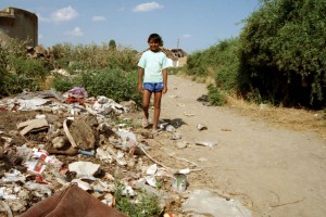 Ein Junge in einer Ashali-Siedlung nahe Pristina. Bild: A. Ellinger
