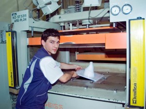 Dennis Reitz macht bei der Oberwaldacher Firma „Cristallux“ eine Ausbildung zum „Verfahrenstechniker für Kunststoff- und Kautschuktechnik“. Bild: A. Ellinger