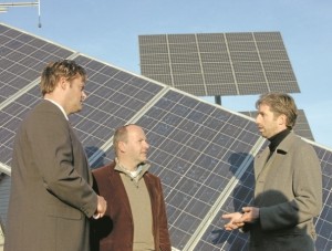 OB Peter Rosenberger (links) und OB Boris Palmer (rechts) zu Gast in der Solartechnik-Firma von ... OB Peter Rosenberger (links) und OB Boris Palmer (rechts) zu Gast in der Solartechnik-Firma von Artur Deger.  Bild: ael